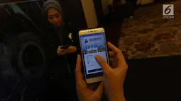 Model menunjukkan aplikasi mobile SIPerdana usai di luncurkan di Jakarta, Rabu (28/3). Aplikasi ini dapat menyajikan informasi saldo dan status kepesertaan secara real time 24 jam sehari 7 hari seminggu. (Liputan6.com/Angga Yuniar)