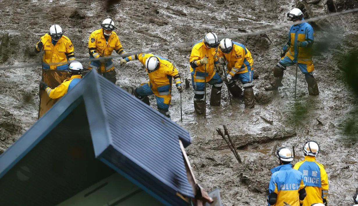 Tim penyelamat melanjutkan operasi pencarian di lokasi tanah longsor di Izusan di Atami, prefektur Shizuoka, barat daya Tokyo, Senin (5/7/2021). Sekitar 700 orang dari polisi prefektur Shizuoka, petugas pemadam kebakaran dan militer Jepang melanjutkan upaya pencarian korban.  (Kyodo News via AP)