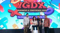 Menkomdigi Meutya Hafid menekan tuas sebagai simbol peluncuran Indonesia Game Rating System (IGRS) dalam acara Indonesia Game Developer Exchange (IGDX) Conference 2025 di The Stones Hotel, Bali, Sabtu (11/10/2025). Foto: Komdigi