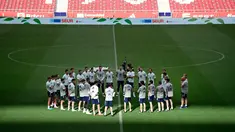 Para pemain Spanyol mendengarkan pelatih Spanyol Luis Enrique selama sesi latihan di stadion Wanda Metropolitano di Madrid (3/6/2021). Spanyol akan menghadapi Portugal dalam pertandingan persahabatan internasional pada Sabtu (5/6/2021). (AFP Photo/Javier Soriano)