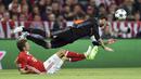 Bek Real Madrid, Sergio Ramos, berusaha menghalau bola. Pada laga tersebut Real Madrid memakai skema 4-3-3 sementara Bayern Munchen dengan formasi 4-2-3-1.  (AP/Andreas Gebert)
