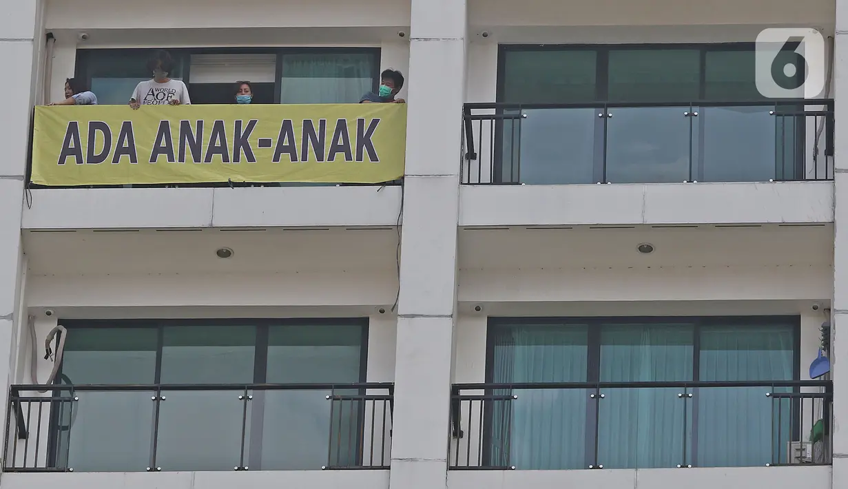 Penghuni Nine Residence memasang spanduk penolakan RS darurat COVID-19 di Lippo Plaza Mampang, Jakarta, Minggu (5/4/2020). Mereka keberatan dan menolak pembangunan dan pengoperasian RS pasien COVID-19 di sebagian Lippo Plaza Mampang yang ada dalam satu kawasan. (Liputan6.com/Herman Zakharia)