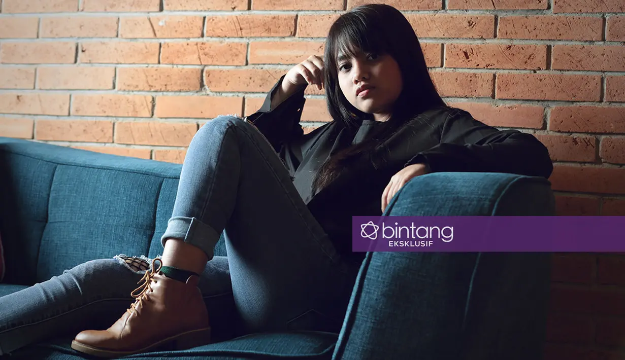 "Akhirnya menemukan kayak iseng-iseng nyanyi di YouTube. Semenjak itu, awalnya respon masih biasa-biasa aja mungkin baru seputar Haninours saja yang lihat dan dengerin. Makin ke sini, Alhamdulillah makin banyak." ujarnya. (Deki Prayoga/Bintang.com)