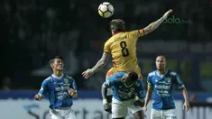 Pemain Persib Bandung, Ezechiel Ndouasel  berebut bola dengan pemain Mitra Kukar, Danny Guthrie pada laga Liga 1 Indonesia di GBLA, (8/4/2018). Persib Bandung menang 2-0. (Bola.com/Nick Hanoatubun)