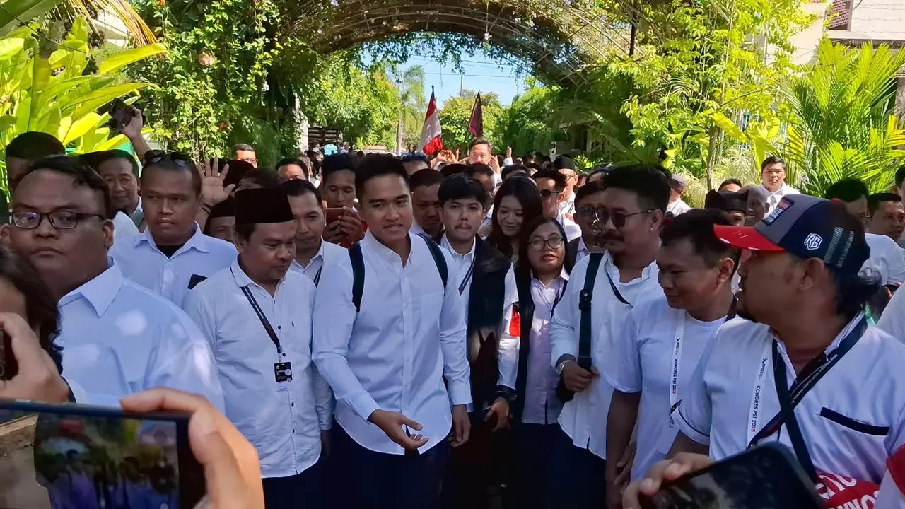 Salah satu kandidat Ketua Umum Partai Solidaritas Indonesia (PSI) Kaesang Pangarep berjalan kaki menuju Kongres PSI.