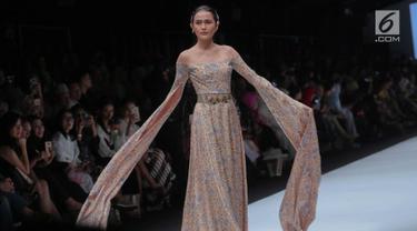 Model berpose membawakan busana rancangan Barli Asmara di ajang Jakarta Fashion Week 2018 di Senayan City, Jakarta, Senin (23/10). Desainer Barli Asmara mengusung tema Jambi Kain Negeriku. (Liputan6.com/Faizal Fanani)