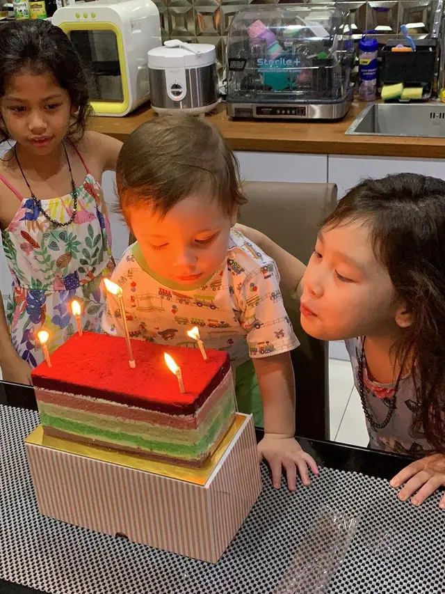 6 Potret Kedekatan Keempat Anak Stefan William, Akrab Banget