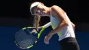 Rambut petenis Denmark, Caroline Wozniacki tersangkut di raket ketika sesi latihan menjelang Grand Slam Australia Terbuka di Melbourne, Minggu (14/1). Wozniacki akan bersaing dengan Simona Halep dalam memperebutkan trofi turnamen ini. (PETER PARKS/AFP)