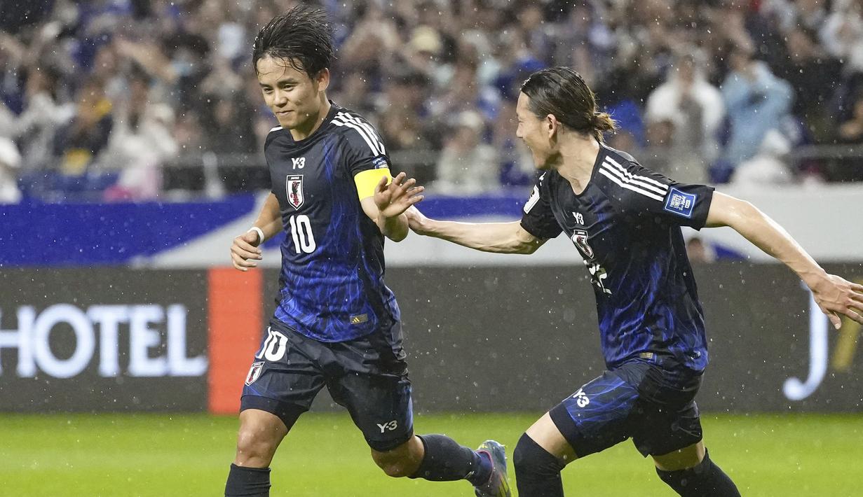 <p>Pemain Jepang, Takefusa Kubo melakukan selebrasi setelah mencetak gol ke gawang Timnas Indonesia dibayangi Mees Hilgers dalam laga Grup C Putaran Ketiga Kualifikasi Piala Dunia 2026 di Suita Stadium, Jepang, Selasa (10/06/2025). (AP Photo/Kyodo News/Shohei Miyano)</p>