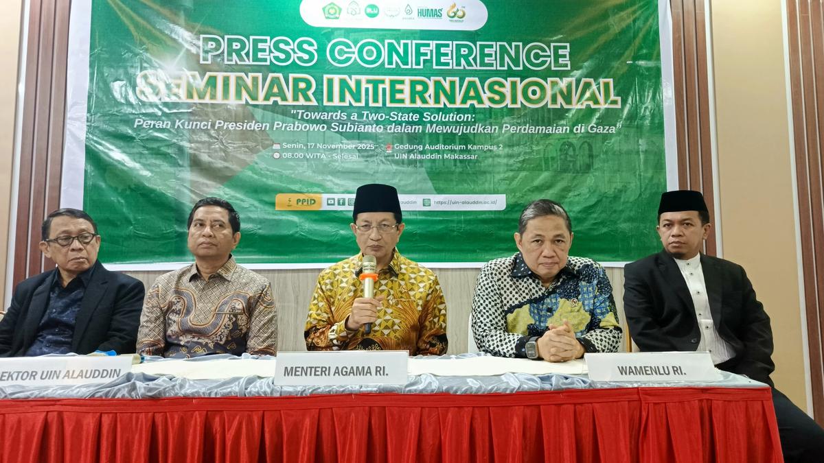 Wakil Menteri Luar Negeri, Muhammad Anis Matta (kedua dari kiri)