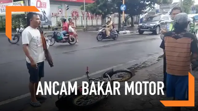 Menolak ditilang, seorang pengendara motor asal Lumajang mengancam akan bakar motornya sendiri.