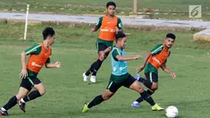 Pemain Timnas Indonesia U-22, Gian Zola, menggiring bola saat latihan di Lapangan ABC, Senayan, Jakarta, Jumat (11/1). Latihan sekaligus seleksi pemain ini untuk persiapan turnamen Piala AFF U-22. (Bola.com/M Iqbal Ichsan)
