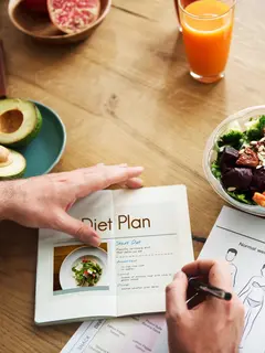 Pola makan sehat dalam metode intermittent fasting 16:8 yang membantu menjaga keseimbangan energi tubuh selama beraktivitas. [Dok/Freepik.com/rawpixel].