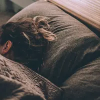 Membangun rutinitas tidur yang konsisten adalah langkah pertama yang penting untuk meningkatkan kualitas tidur. Foto: Greg Pappas on Unsplash