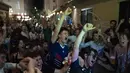 Fans tim Prancis bereaksi selama pertandingan grup F kejuaraan sepak bola Euro 2020 antara Prancis dan Jerman, saat menontonnya di layar televisi di Marseille, Prancis selatan, Selasa (15/6/2021). (AP Photo/Daniel Cole)