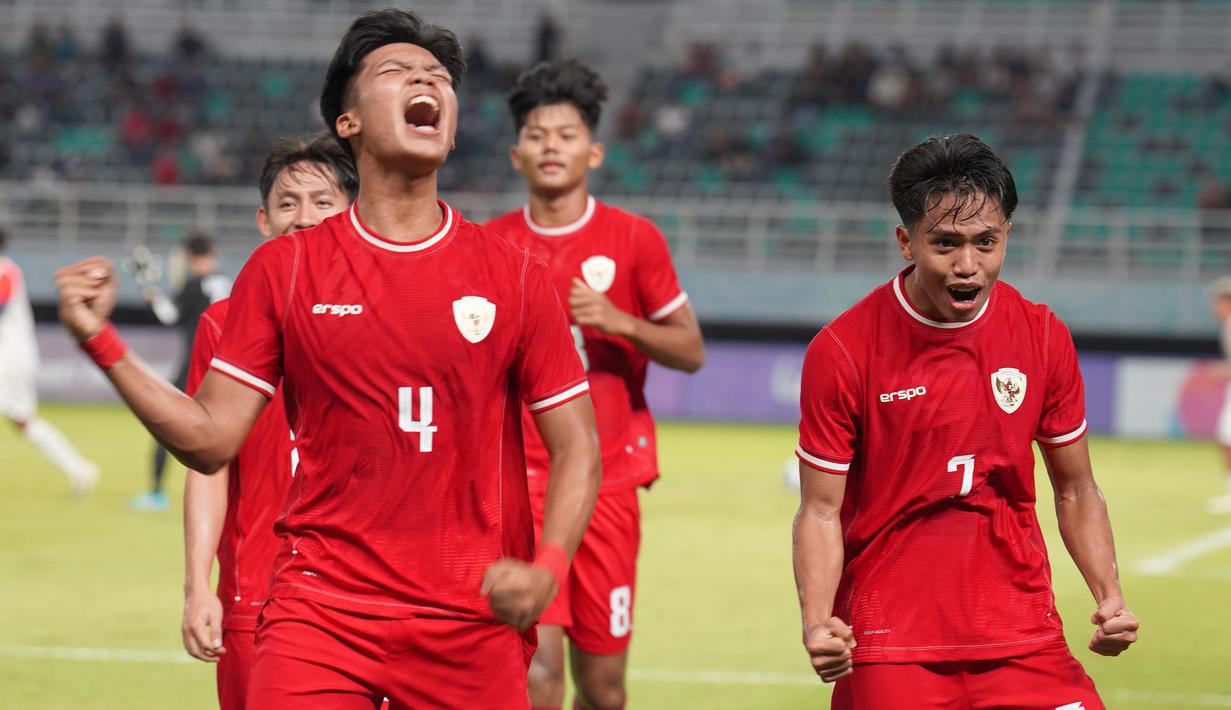 <p>Selebrasi pemain Timnas Indonesia U-19, Kadek Arel (kiri) setelah mencetak gol ketiga timnya ke gawang Filipina U-19 pada laga Grup A Piala AFF U-19 2024 di Stadion Gelora Bung Tomo, Surabaya, Rabu (17/7/2024). (Dok. PSSI)</p>