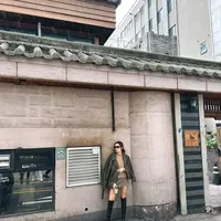 Yasmine Wildblood sedang menikmati Girls Trip bersama teman-temannya di Korea Selatan. Tak terlihat seperti ibu dua anak, Yasmine tampil bergaya dengan rok mini. Intip potretnya! [@yaswildblood]