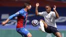 Gelandang Manchester City, Raheem Sterling (kanan) berebut bola dengan bek Crystal Palace, Joel Ward dalam laga lanjutan Liga Inggris 2020/2021 pekan ke-34 di Selhurst Park, London, Sabtu (1/5/2021). Manchester City menang 2-0 atas Crystal Palace. (AP/Clive Rose/Pool)