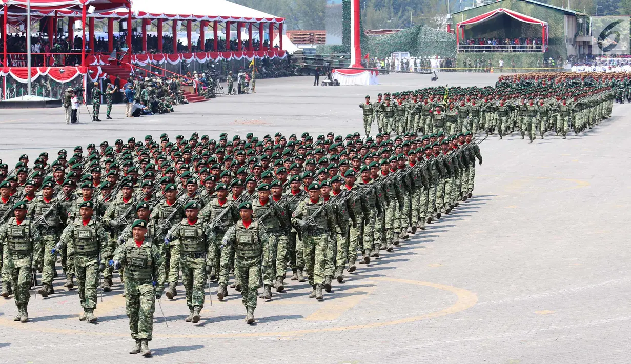 Prajurit TNI berbaris saat melakukan gladi resik HUT TNI ke-72 di Cilegon, Banten, Selasa (3/10). Gladi resik tersebut untuk memperingati HUT TNI ke-72 yang dilaksanakan tanggal 5 Oktober. (Liputan6.com/Angga Yuniar)