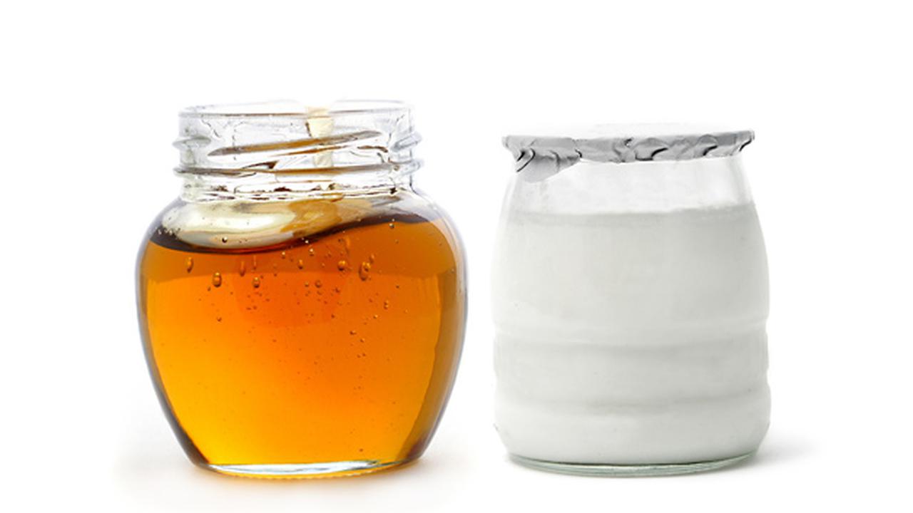 Tumpaskan 4 Masalah Kulit dengan Facial Madu dan Yogurt