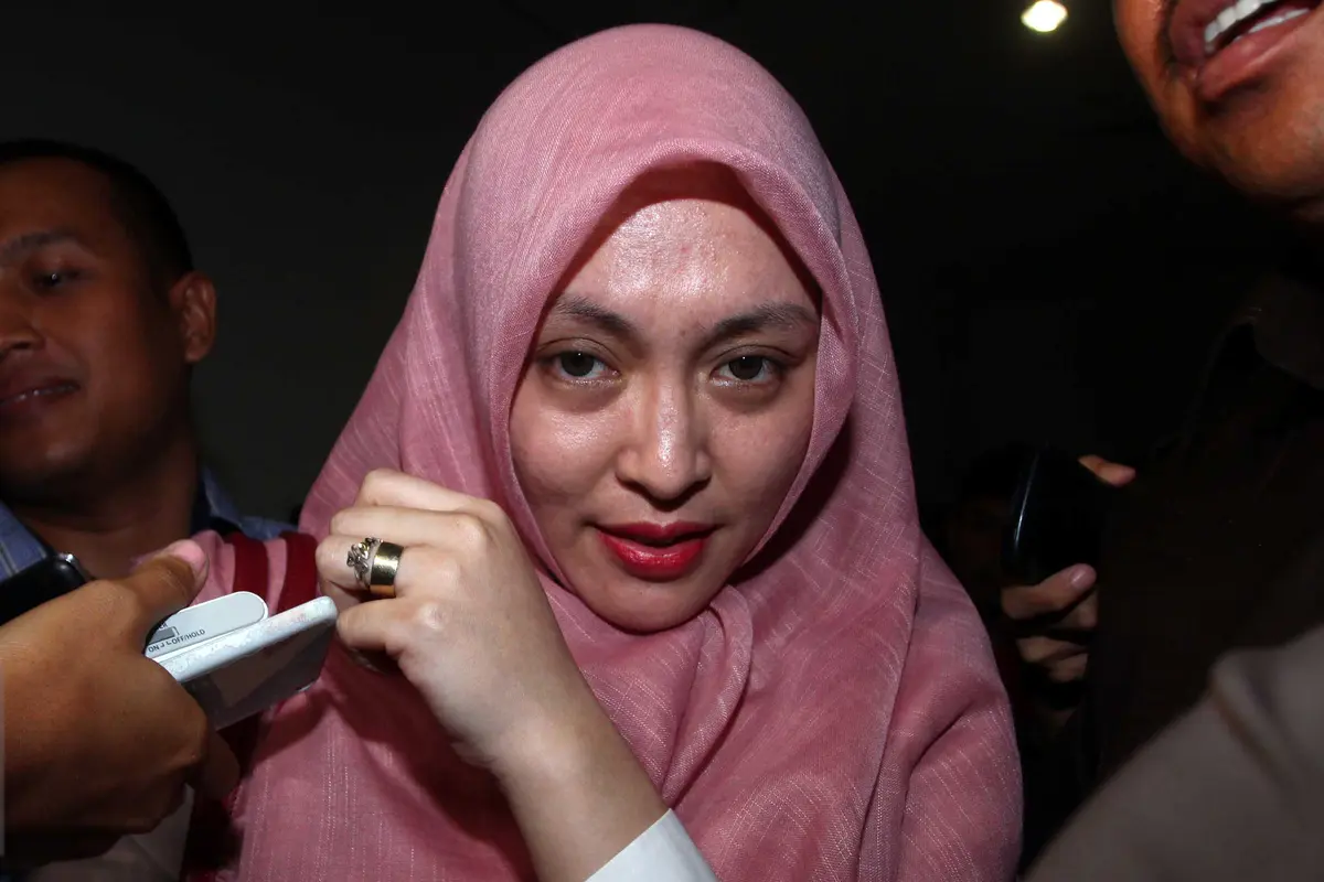 20160106-Kenakan Hijab Merah, Angelina Sondakh Jalani Sidang Nazaruddin
