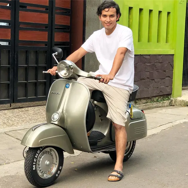 7 Gaya Keren Rifky Alhabsyi, Pesepak Bola dan Aktor yang Koleksi Vespa Klasik