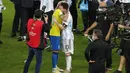 Penyerang Argentina, Lionel Messi memeluk pemain Brasil, Neymar pada pertandingan final Copa America 2021 di stadion Maracana di Rio de Janeiro, Brasil, Minggu (11/7/2021). Argentina menang 1-0.  (AP Photo/Silvia Izquierdo)