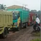 Macet di kawasan Jalan Tembesi-Sarolangun, Batanghari, Jambi, Kamis (2/3/2023). (Liputan6.com/ Ist)