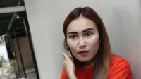 Penyanyi dangdut Ayu Ting Ting saat keluar dari kediamannya, Depok, Jawa Barat, Selasa (21/03). Ayu Ting Ting buka suara soal pemberitaan tentang mantan suaminya, Enji yang tidak boleh bertemu dengan putrinya Bilqis. (Liputan6.com/Herman Zakharia)