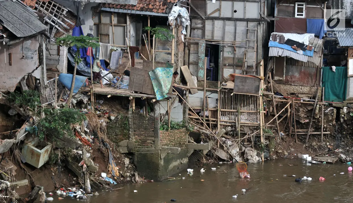 Suasana kehidupan warga di bantaran Kali Ciliwung, Jakarta, Kamis (12/4). Warga bantaran Ciliwung sangat menggantungkan air kali untuk mencuci baju, piring, bahkan mandi. (Merdeka.com/Iqbal Nugroho)