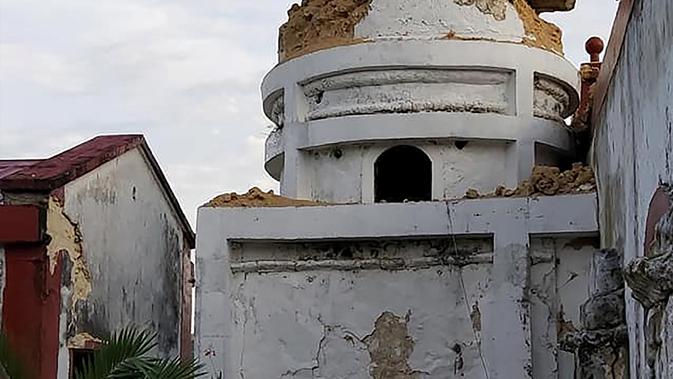 Kerusakan pada Gereja Sta Maria de Mayan setelah gempa kembar berkekuatan magnitudo 5,4 dan 5,9 di Itbayat on Pulau Batanes, Filipina (27/7/2019). Delapan orang tewas dan belasan lainnya cedera akibat gempa kembar tersebut. (AFP Photo/Dominic De Sagon Asa)