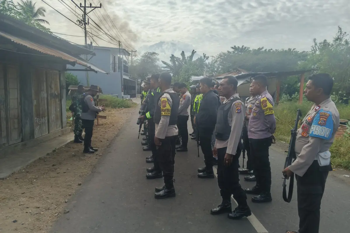 Personel gabungan saat menjaga di lokasi bentrok.