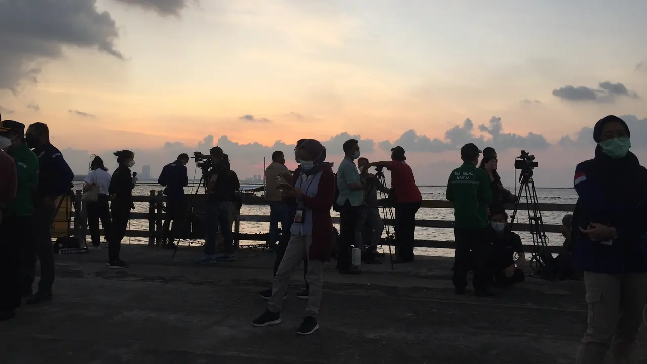 Pemantauan gerhana bulan total di Ancol