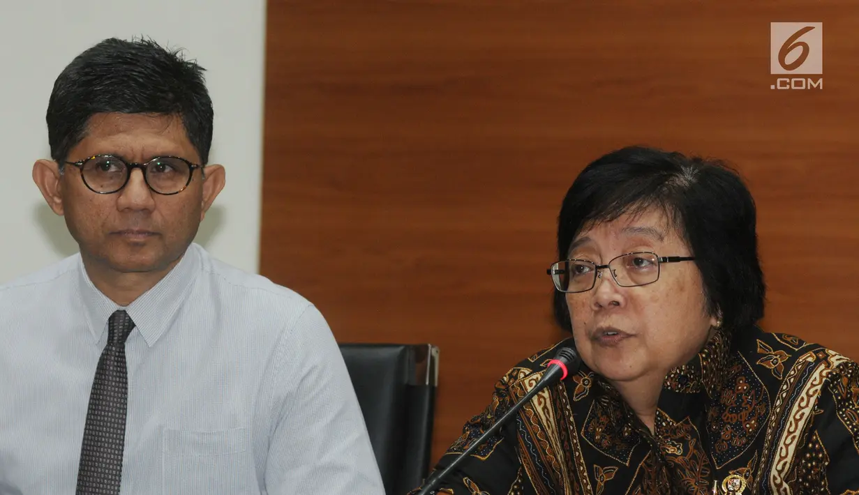 Wakil Ketua KPK Laode Muhammad Syarif (kiri) dan Menteri Lingkungan Hidup dan Kehutanan Siti Nurbaya (kanan) memberi keterangan di gedung KPK, Jakarta, Senin (21/5). (Merdeka.com/Dwi Narwoko)