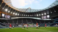 Suasana laga Liga Inggris antara Manchester United kontra Tottenham Hotspur di depan tribun penonton yang kosong di Stadion Tottenham, London, Jumat (19/6/2020). Manchester United (MU) berhasil mencuri poin di markas Tottenham Hotspur dengan skor imbang 1-1.  (AP/Shaun Botterill, Pool)