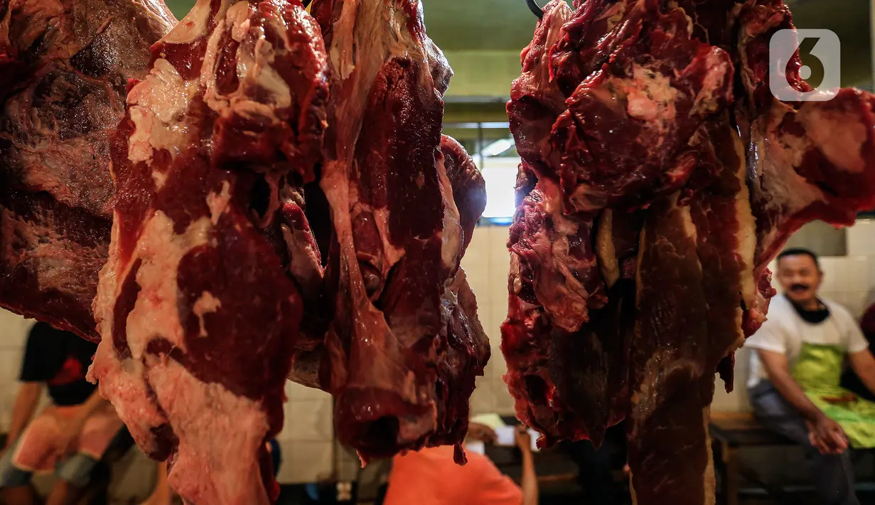 Pedagang daging menunggu pembeli di Pasar Kebayoran Lama, Jakarta, Kamis (24/2/2022). Pedagang daging mengeluhkan harga yang terus naik dan merencanakan mogok dagang mulai hari Senin, 28 Februari 2022 mendatang jika harga daging tidak turun. (Liputan6.com/Johan Tallo)