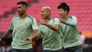 Pemain Tottenham Hotspur, Son Heung-min (kanan), Richarlison (tengah), dan Cristian Romero melakukan latihan menjelang laga final Liga Europa 2024/2025 melawan Manchester United di Stadion San Mames, Bilbao, Spanyol, Selasa (20/05/2025) waktu setempat. (AP Photo/Manu Fernandez)