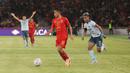 Pemain Persija Jakarta, Rayhan Hannan, berusaha mencari temannya untuk memberikan umpan saat melawan Persita Tangerang pada laga pekan ke-21 BRI Liga 1 di Stadion Utama Gelora Bung Karno (SUGBK), Jakarta Pusat, Minggu (3/12/2023). (Bola.com/M Iqbal Ichsan)