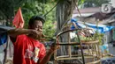 Perajin Ondel-ondel menyelesaikan pembuatan boneka khas Betawi itu di Kramat Pulo, Jakarta, Senin (7/6/2021). Jelang HUT DKI Jakarta ke-494, jumlah permintaan kesenian ondel-ondel meningkat. Eksistensinya pun masih terjaga hingga kini. (Liputan6.com/Faizal Fanani)