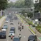 Suasana ruas jalan di kawasan Sudirman, Jakarta, Rabu (11/8/2021). Mulai 12 Agustus 2021, Polda Metro Jaya bakal kembali menerapkan aturan ganjil genap di sejumlah ruas jalan Ibu Kota dan meniadakan kebijakan penyekatan yang diterapkan selama PPKM Level 4. (Liputan6.com/Faizal Fanani)