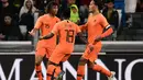 Para pemain Belanda merayakan gol Nathan Ake (kiri) saat melawan Italia pada laga uji coba di Allianz Stadium, Turin, (4/6/2018). Italia dan Belanda bermain imbang 1-1. (AFP/Marco Bertorello)