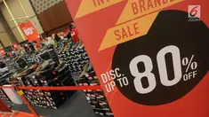 Pengunjung memilih sepatu yang dijual dengan potongan harga hingga 80 persen saat Pekan Raya Indonesia (PRI) 2018 di ICE BSD City, Tangerang, Banten, Kamis (4/10). PRI 2018 digelar pada 27 September hingga 7 Oktober mendatang. (Merdeka.com/Arie Basuki)