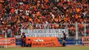 Suporter Persija membentangkan spanduk protes kenaikan harga tiket saat laga Persija melawan Persela di Stadion GBK Jakarta, Minggu (1/3/2015). (Liputan6.com/Helmi Fithriansyah)