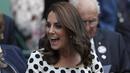 Kate Middleton tertawa saat menyaksikan pertandingan antara petenis asal Inggris, Andy Murray melawan petenis Rusia, Alexander Bublik pada babak pertama Wimbledon di London, Inggris (3/7). (AFP Photo/Adrian Dennis)