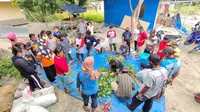 Petani di Kecamatan Dolo Selatan, Sigi saat praktik pembuatan pestisida nabati dengan didampigi penyuluh dari BPTP Balitbangtan Sulteng dalam pelatihan yang digelar 12 s.d 19 Oktober. (Foto: BPTP Balitbangtan Sulteng).