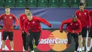 Para pemain Manchester United sedang berlatih mempersiapkan diri menghadapi Wofsburg pada lanjutan Liga Champions di Stadion Volkswagen Arena, Wolfsburg, Germany, Senin (7/12/2015).  (AFP Photo/John Macdougall)