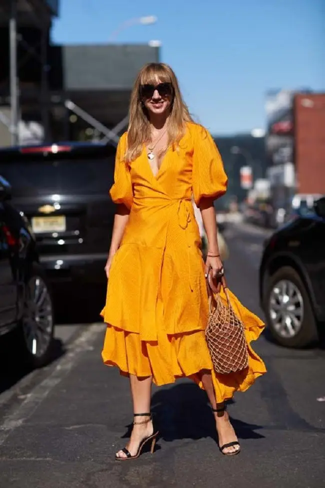 Intip tren dress dengan pilihan warna-warna yang colorful dari gaya jalanan New York Fashion Week. (Foto: www.whowhatwear.com)