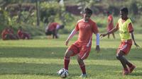 Pemain Persija, Mahadirga Lasut, berusaha melewati Ramdani Lestaluhu, saat berlatih jelang babak 8 besar Piala Jenderal Sudirman di Lapangan Sawangan, Depok, Jawa Barat, Senin (7/12/2015). (Bola.com/Vitalis Yogi Trisna) 