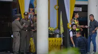 Polisi Thailand dan penyidik TKP terlihat di luar pengadilan Provinsi Chantaburi setelah penembakan. (AFP)