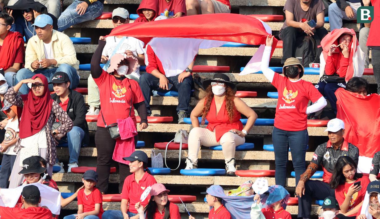 Pendukung cilik Indonesia memadati tribun saat laga kedua Grup A Sepak Bola SEA Games 2023 antara Timnas Indonesia melawan Timnas Myanmar di Olympic Stadium, Phnom Penh, Kamboja, Kamis (04/05/2023). Skuad asuhan Indra Sjafri tersebut berhasil menang dengan skor telak 5-0. (Bola.com/Abdul Aziz)